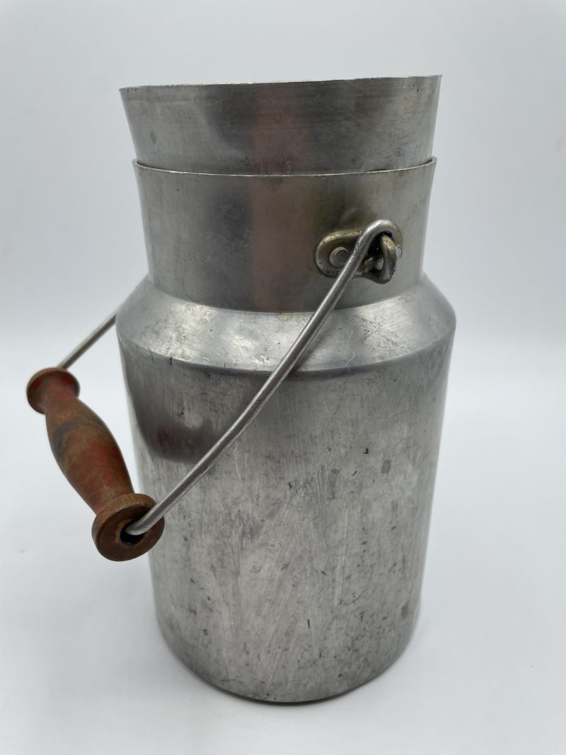 Ancien pot à lait en aluminium