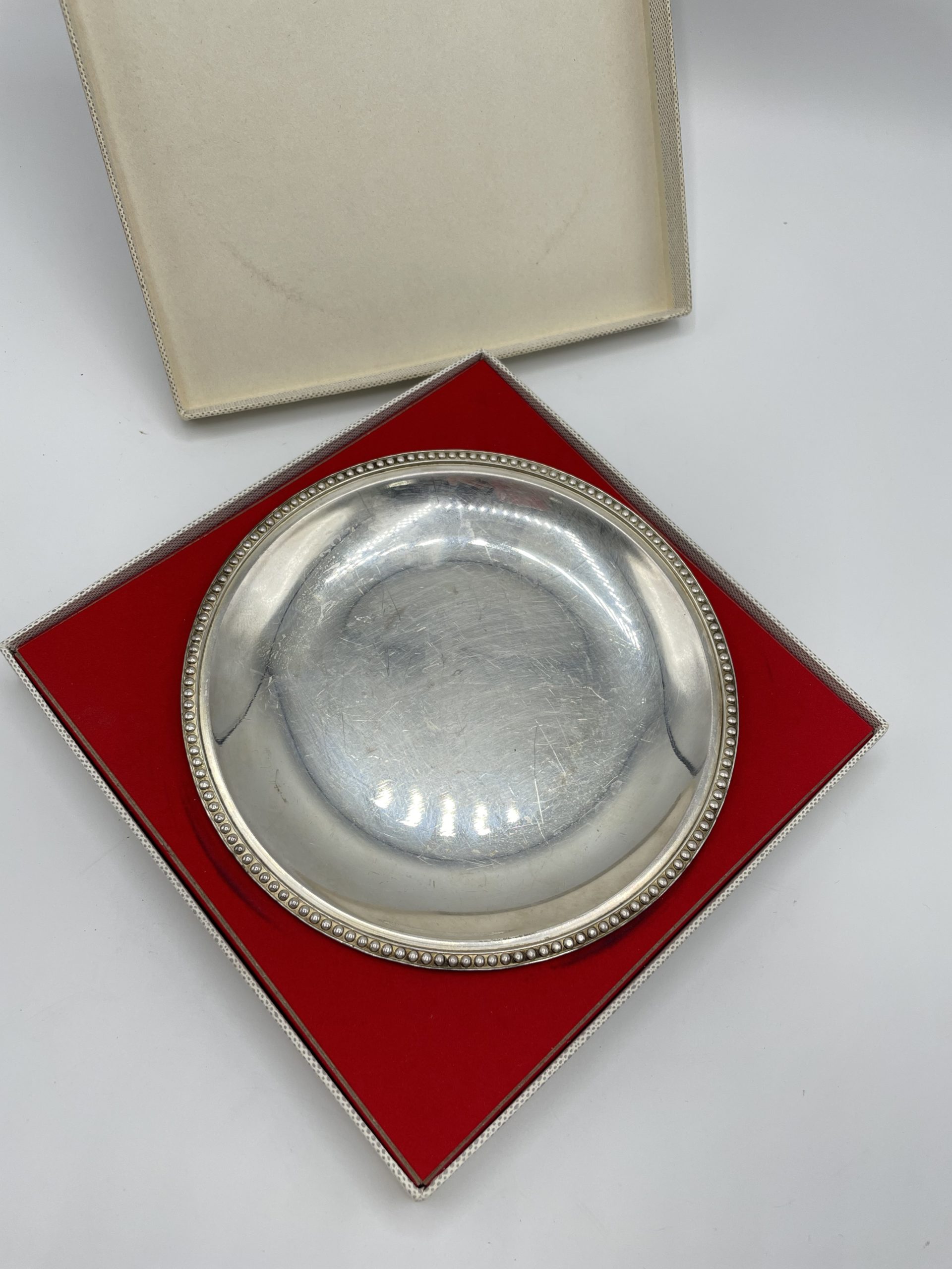 Petite assiette blanche en plastique avec perle Argentées