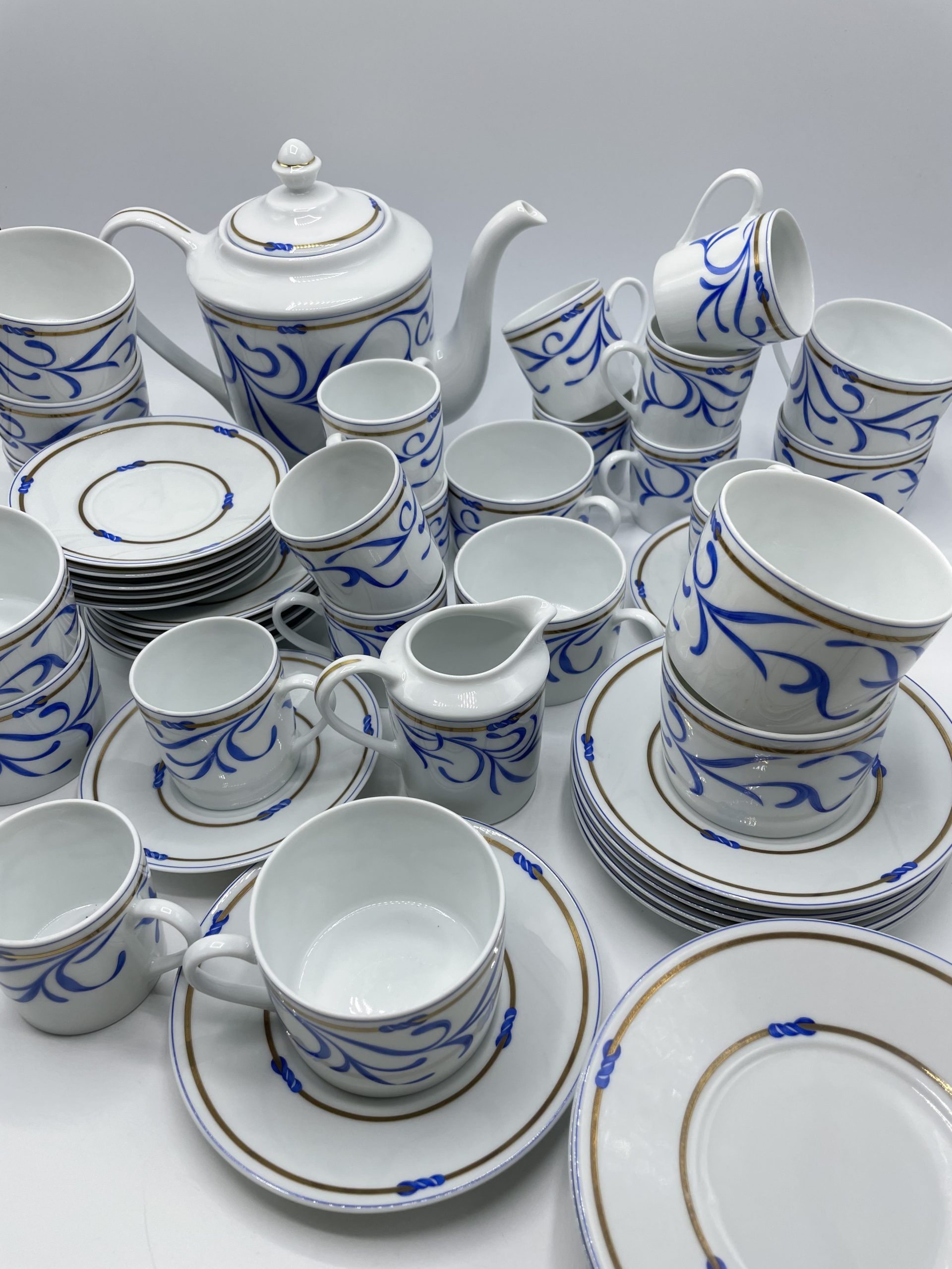 Service à thé en porcelaine blanche