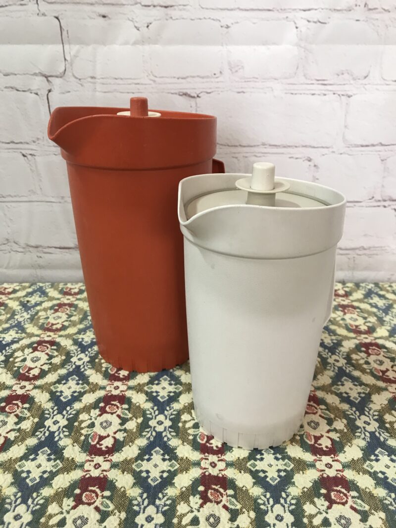 Lot de deux pichets Tupperware vintage