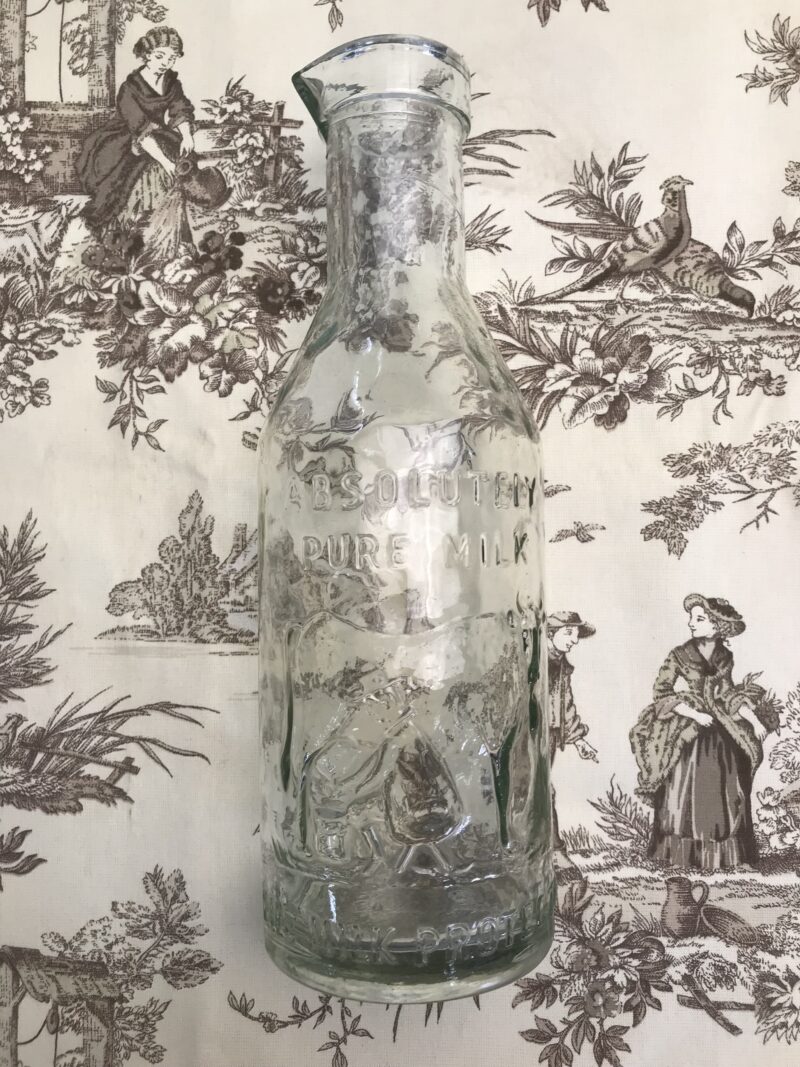 Ancienne bouteille en verre de lait