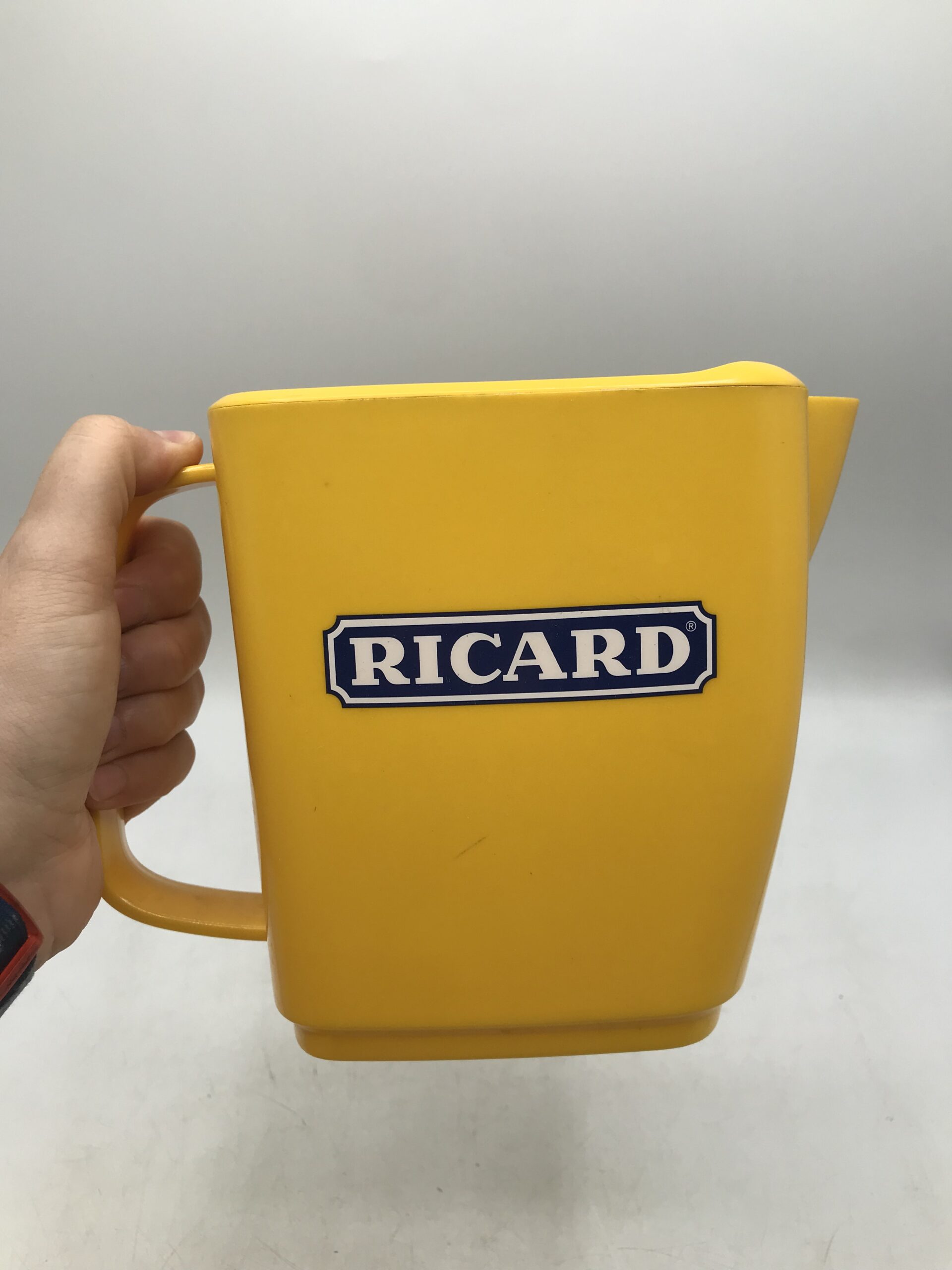 RICARD ,ancien pichet en plastique jaune ,design ROBERT STADLER