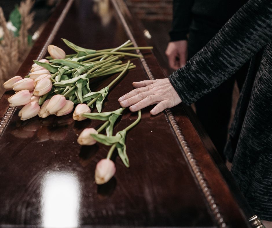 photo d'un cercueil lors d'une cérémonie funéraire