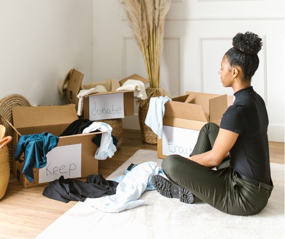 jeune femme qui tri ses affaires pour son debarras de maison