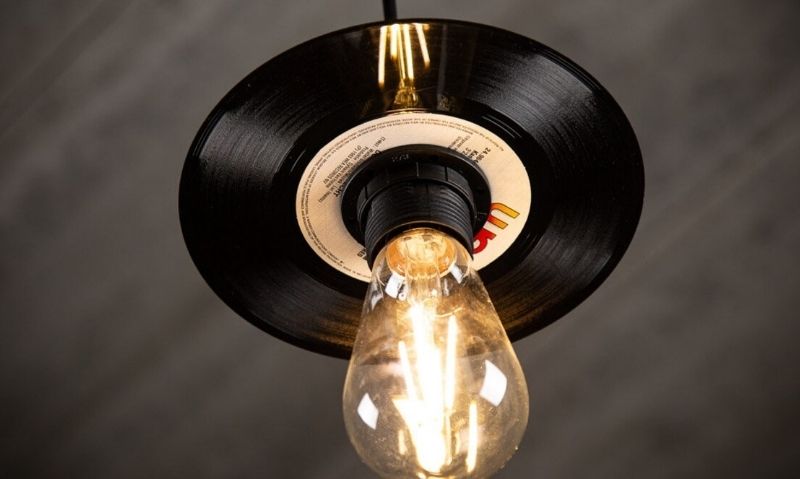 Luminaire de maison crée avec un disque vinyle vintage pour une décoration personnalisée