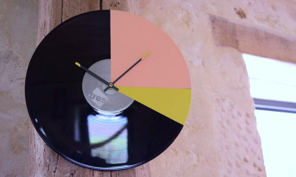 Disque vinyle vintage transformé en horloge murale moderne