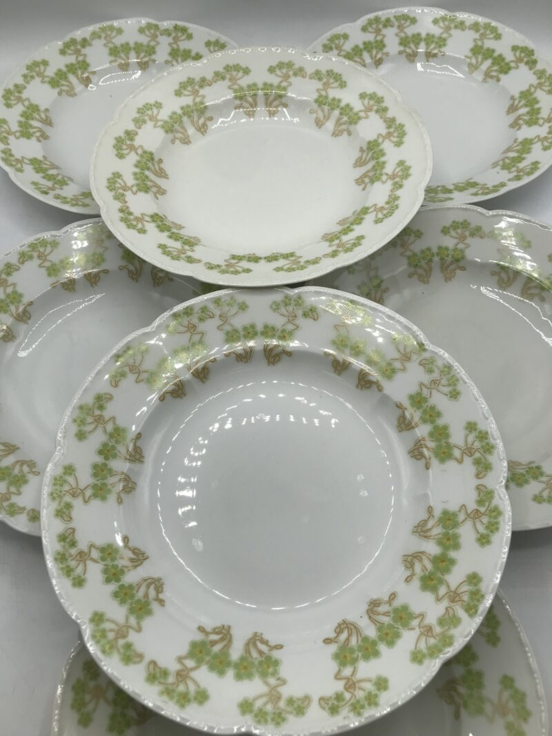 12 assiettes creuses porcelaine de Limoges fleurs vertes vintage