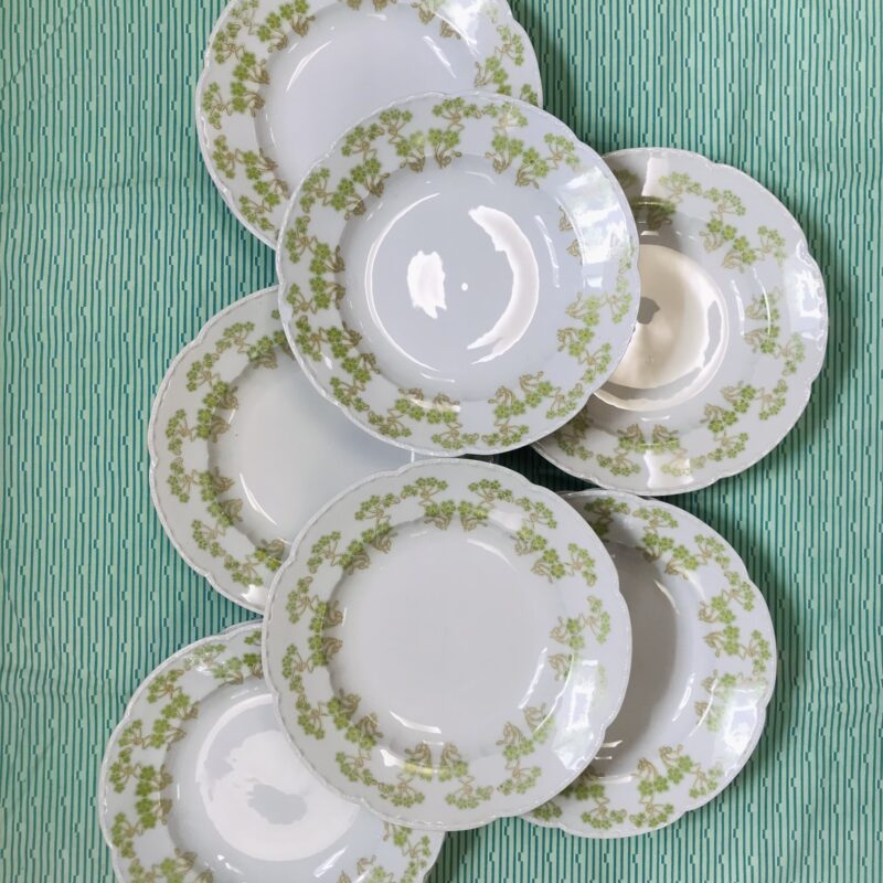 12 assiettes creuses porcelaine de Limoges à fleurs vertes vintage