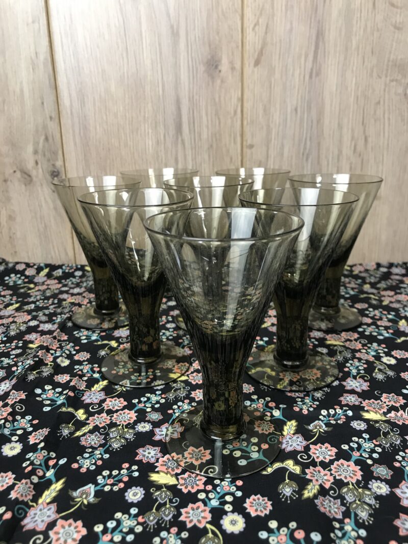 8 verres fumés vintage sur pied