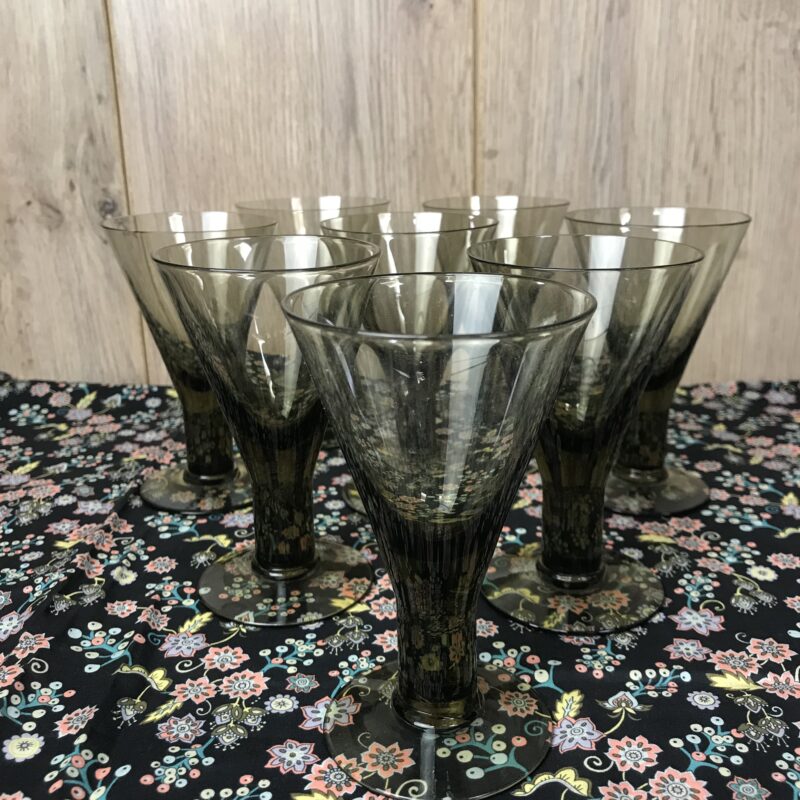 8 verres fumés vintage sur pied