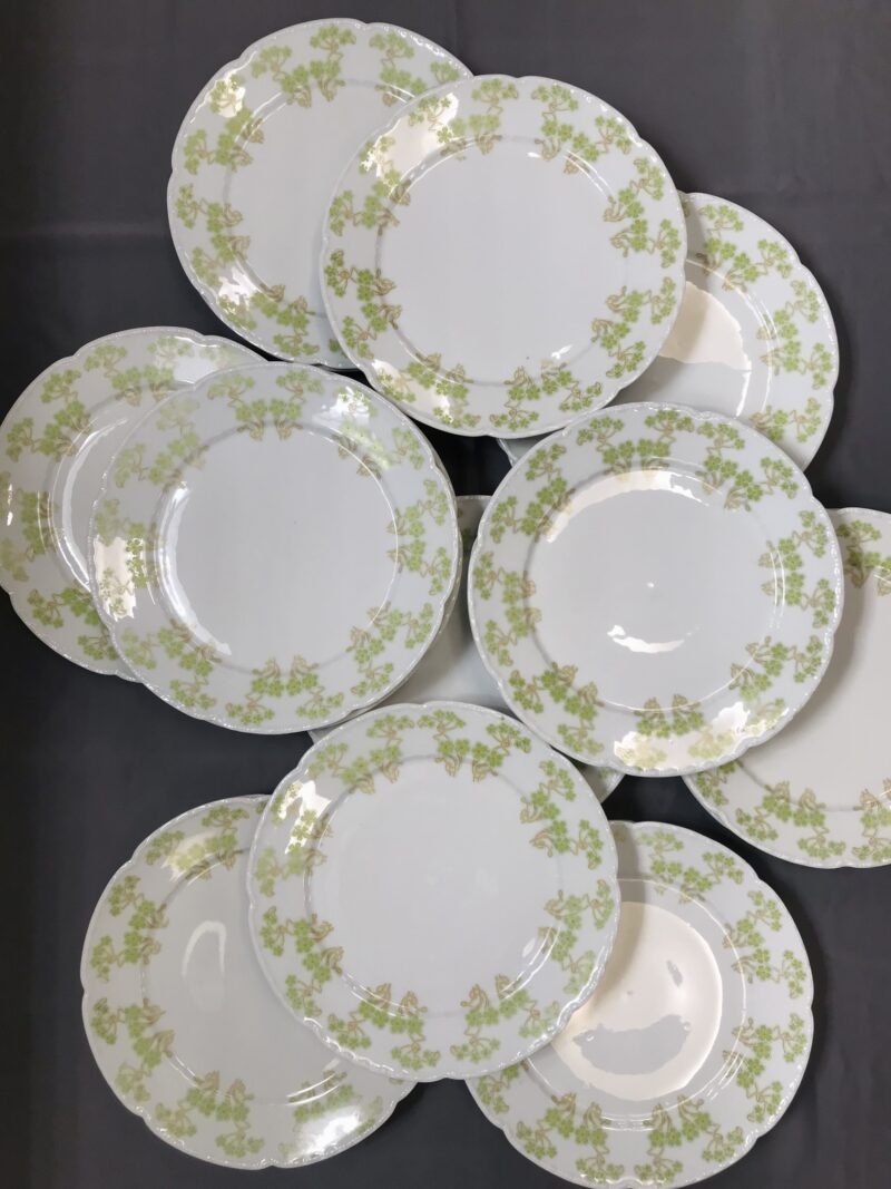 Service de 23 assiettes porcelaine de limoges décor fleurs vertes