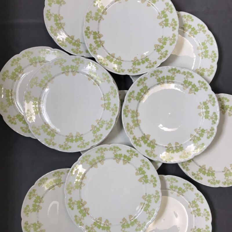 Service de 23 assiettes porcelaine de limoges décor fleurs vertes