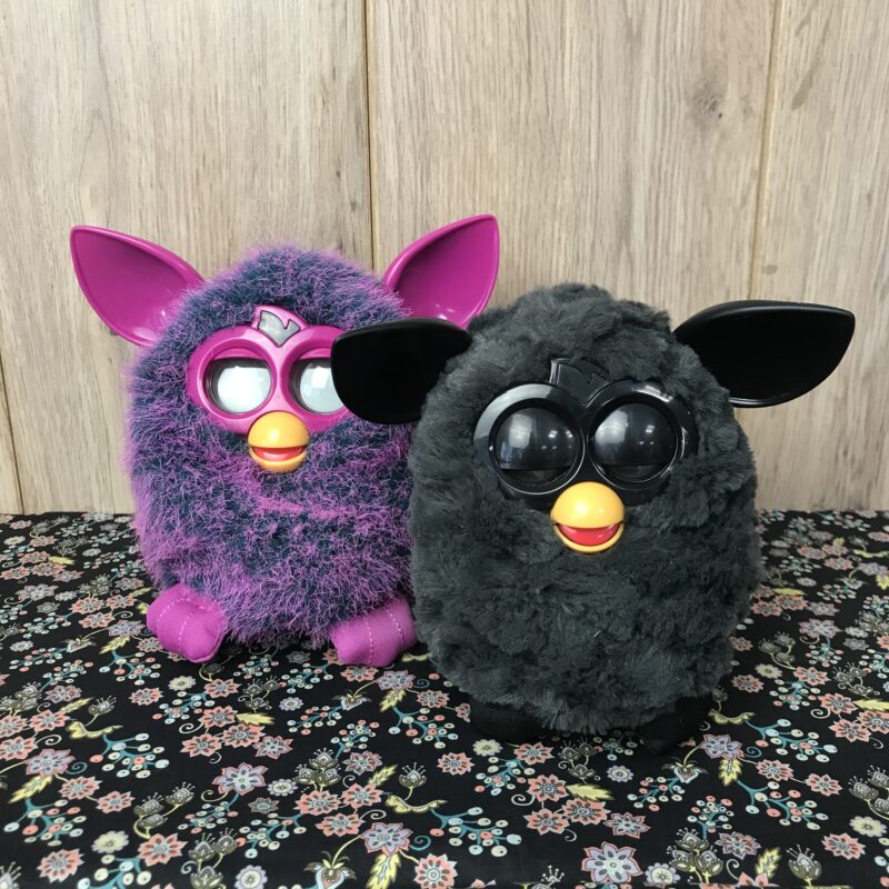 Duo de FURBY vintage de 2012 un noir un rose