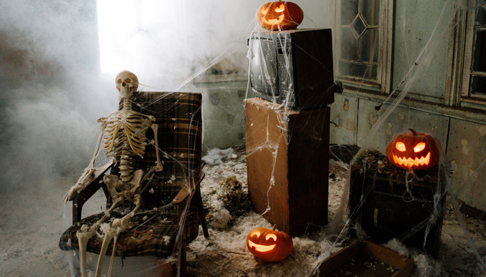 Une décoration d'Halloween réalisée uniquement avec des objets de seconde main, alliant style et respect de l'environnement