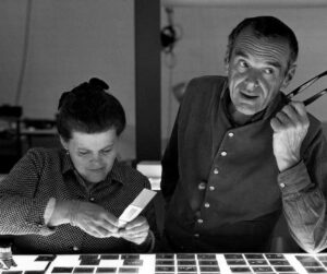 Photo des designers Ray et Charles EAMES, design moderne et le mobilier contemporain