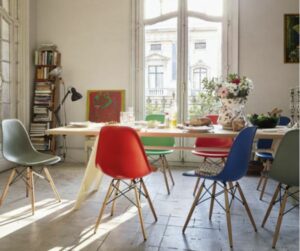 Décoration d'un salon avec des chaises DSW Ray et Charles EAMES, design moderne et le mobilier contemporain