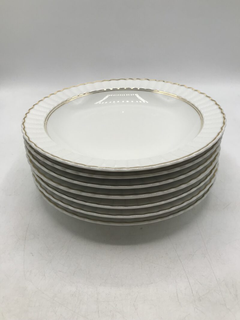 assiettes porcelaine de Limoges blanche et dorées