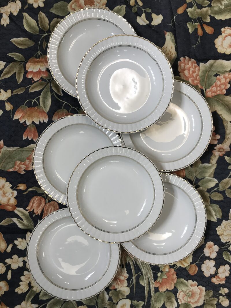 Service de 7 assiettes demie creuses blanche et dorées porcelaine de Limoges