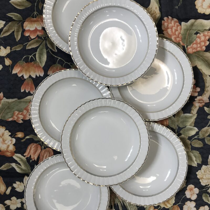 Service de 7 assiettes demie creuses blanche et dorées porcelaine de Limoges