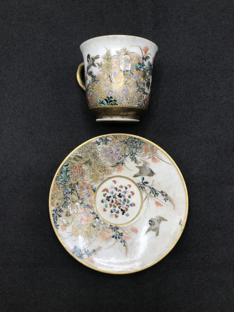 Tasse et sous tasse satsuma japonaise avec hirondelles et fleurs