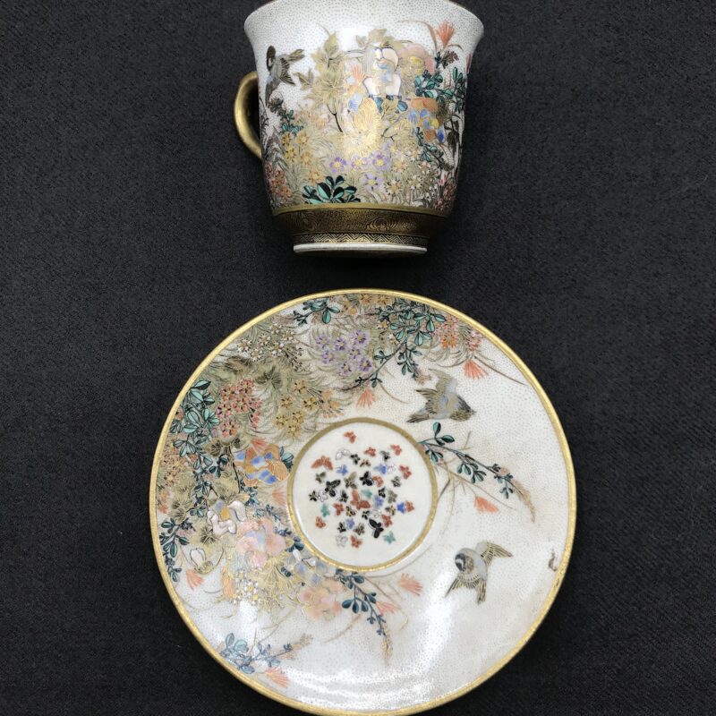 Tasse et sous tasse satsuma japonaise avec hirondelles et fleurs