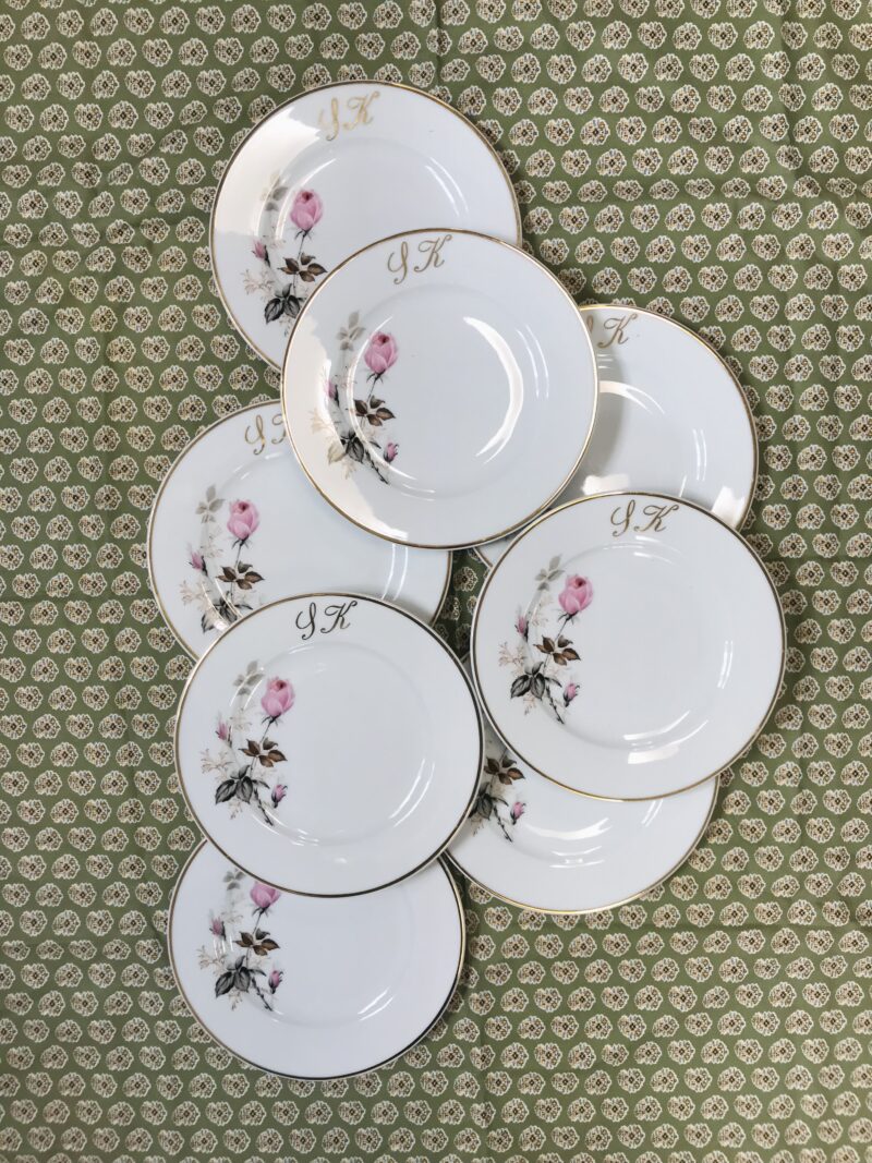 Lot 12 petites assiettes monogrammes SK