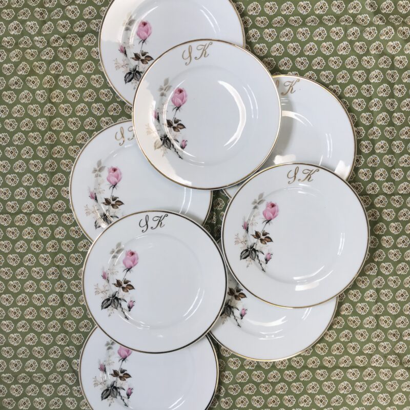 Lot 12 petites assiettes monogrammes SK