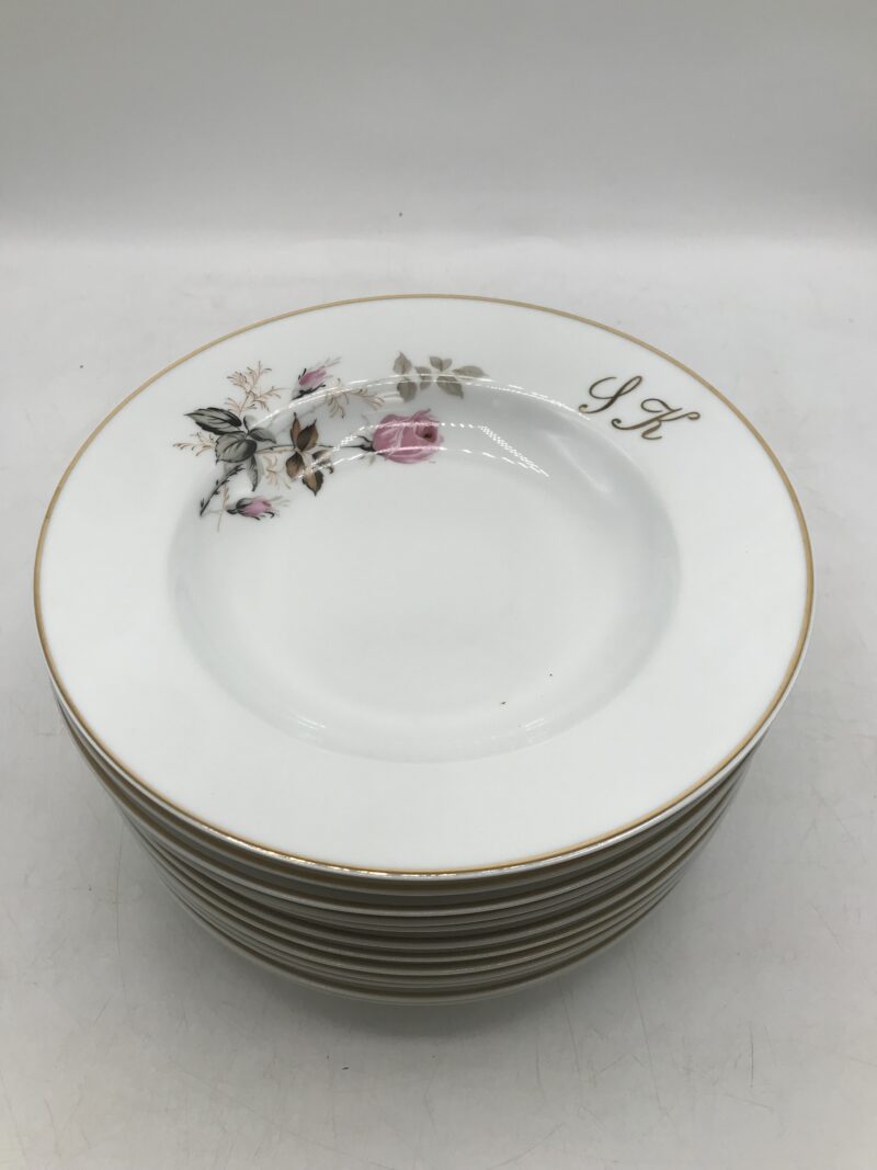 Lot 12 assiettes creuses monogrammes SK – Image 2