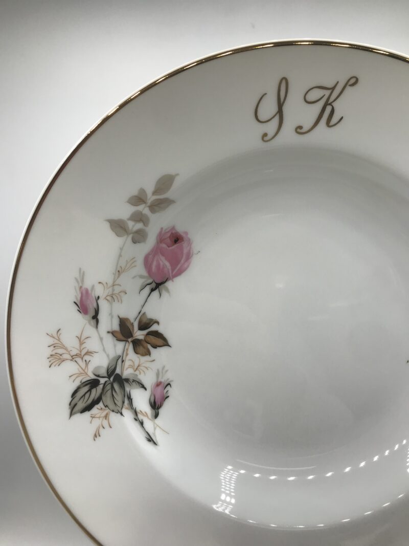 Lot 12 assiettes creuses monogrammes SK – Image 3