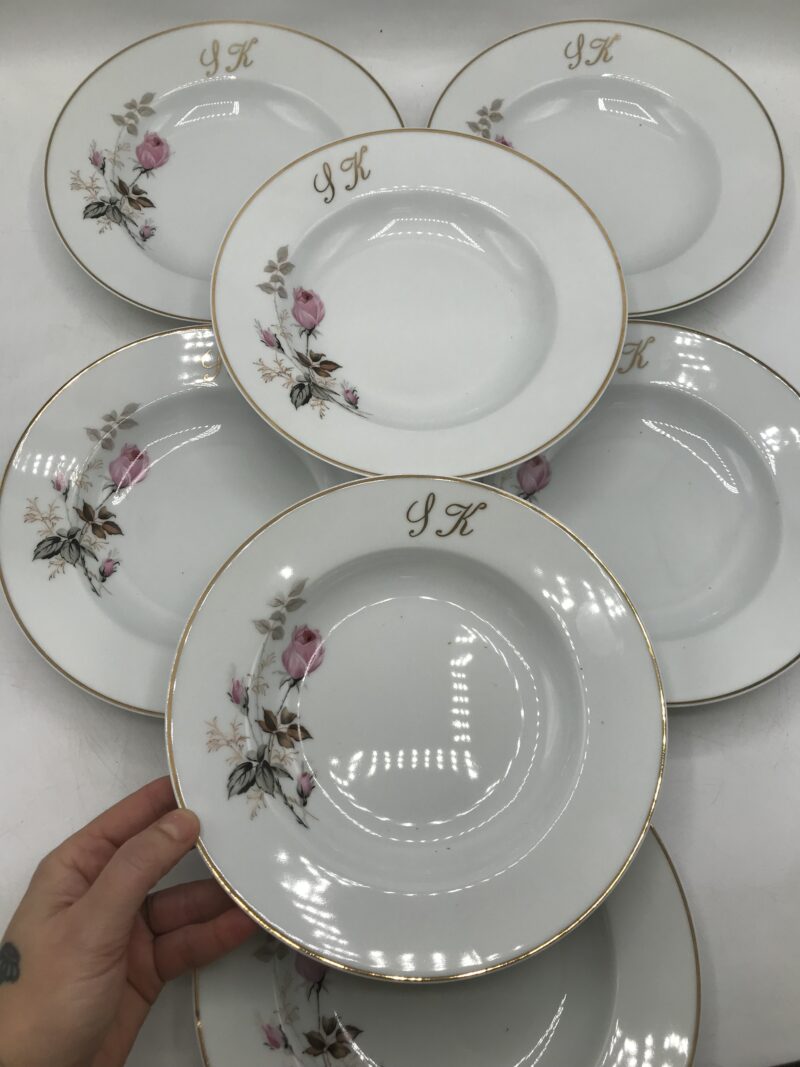 Lot 12 assiettes creuses monogrammes SK – Image 5