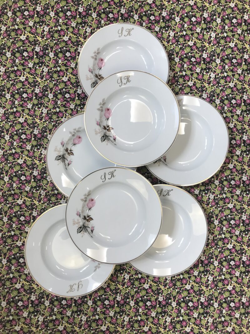 Lot 12 assiettes creuses monogrammes SK