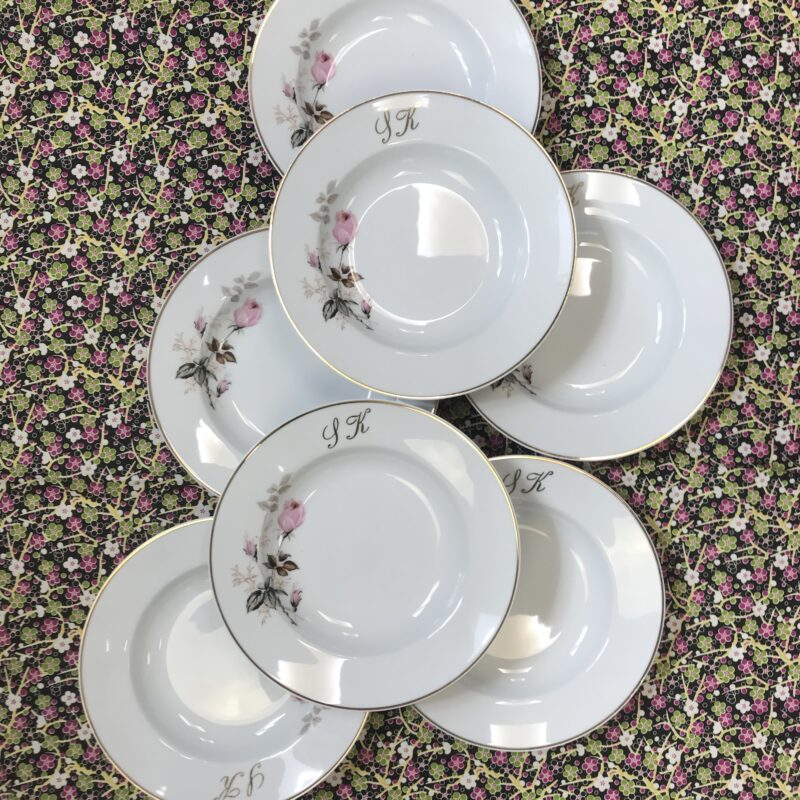 Lot 12 assiettes creuses monogrammes SK