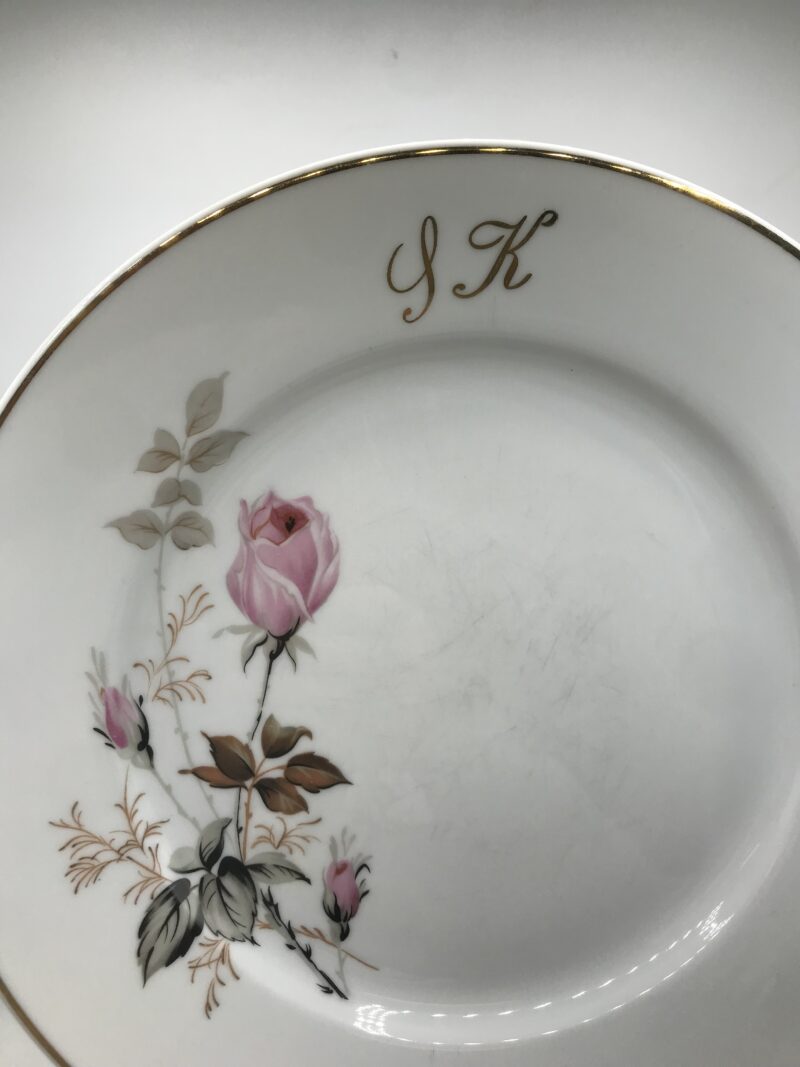 Lot 10 assiettes monogrammes SK