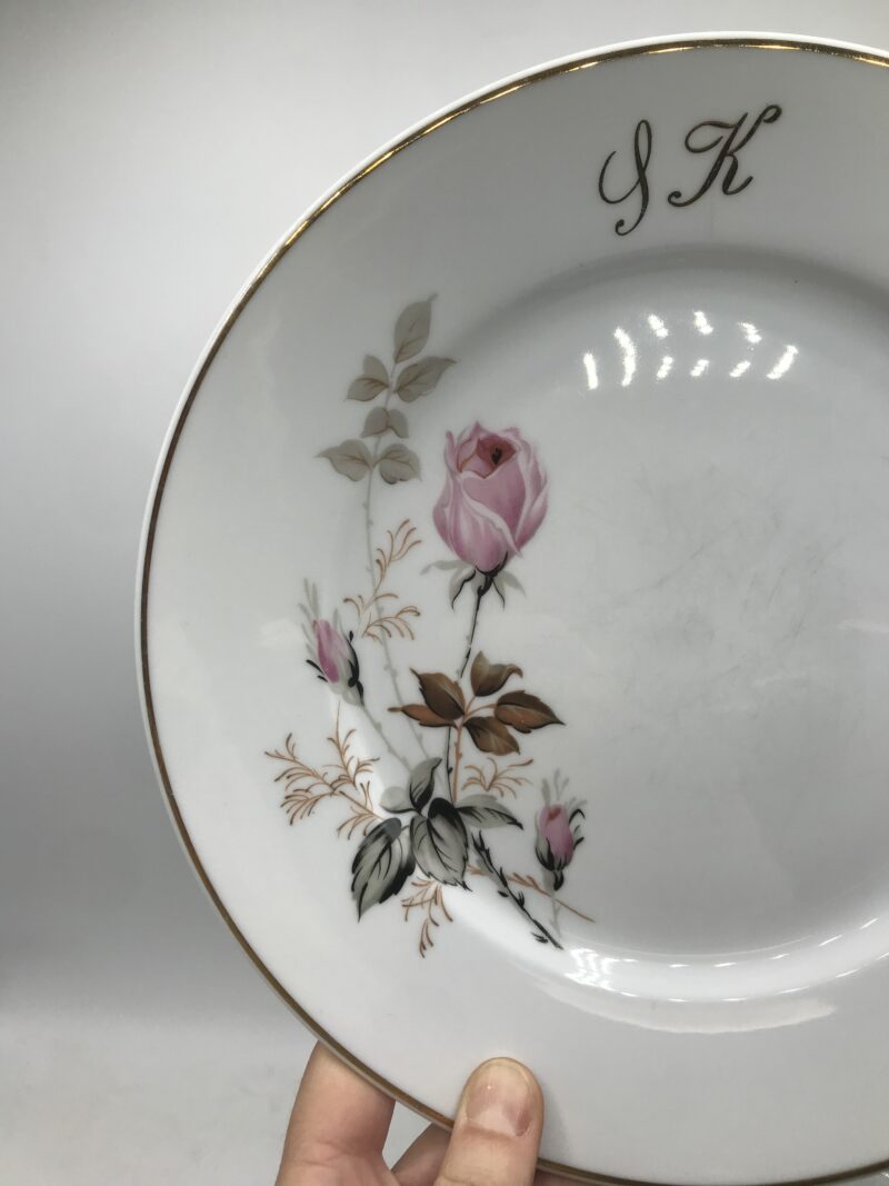 Lot 10 assiettes monogrammes SK – Image 4