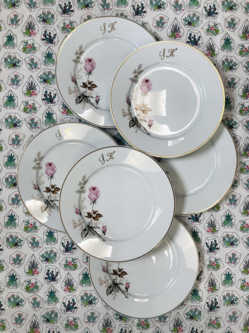 Lot 10 assiettes monogrammes SK