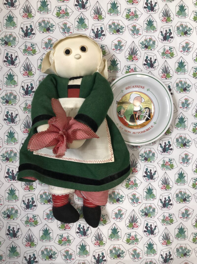 Bécassine peluche et assiette vintage