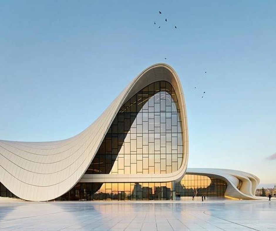 Centre Heydar Aliyev à Bakou, Azerbaïdjan, une œuvre emblématique de Zaha Hadid qui reflète sa vision fluide et organique