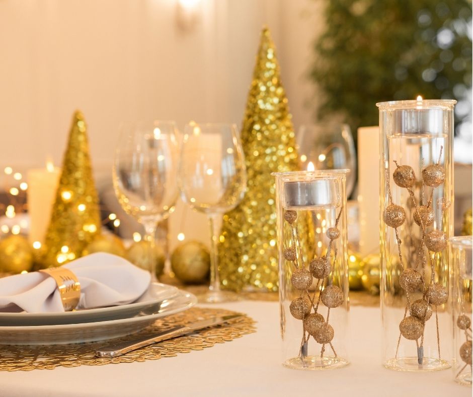 Jolie table décorée pour Noël aux ambiances couleurs dorées : Les traditions de Noël en France et ailleurs"