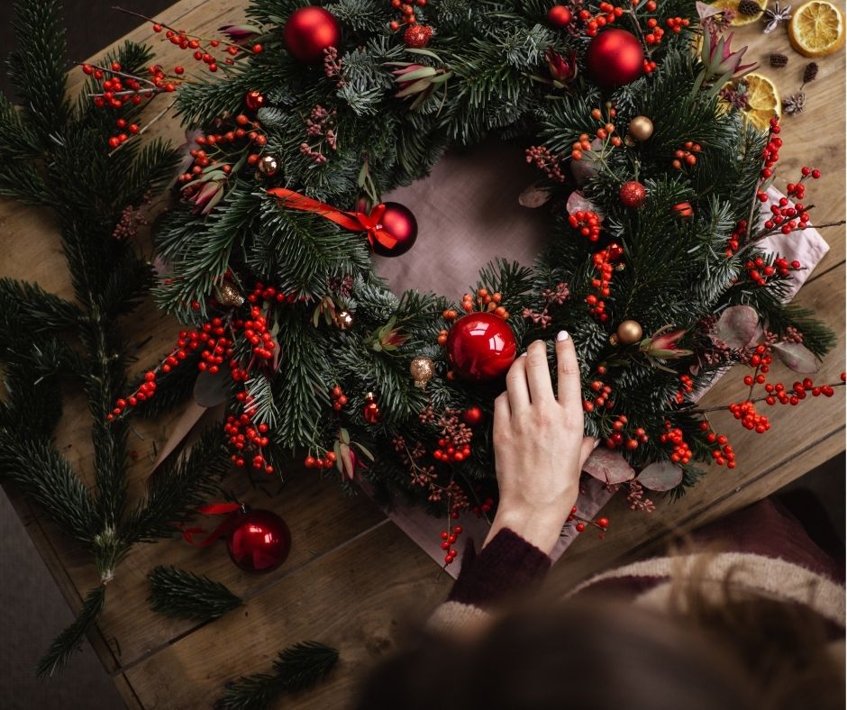 Une couronne de Noël faite maison avec des matériaux recyclés et des trouvailles vintage : Les traditions de Noël en France et ailleurs