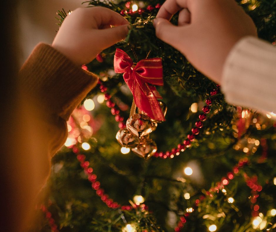 Traditions de Noël en France et ailleurs : Un sapin de Noël décoré avec des ornements vintage trouvés à la Ressourcerie de Venelles