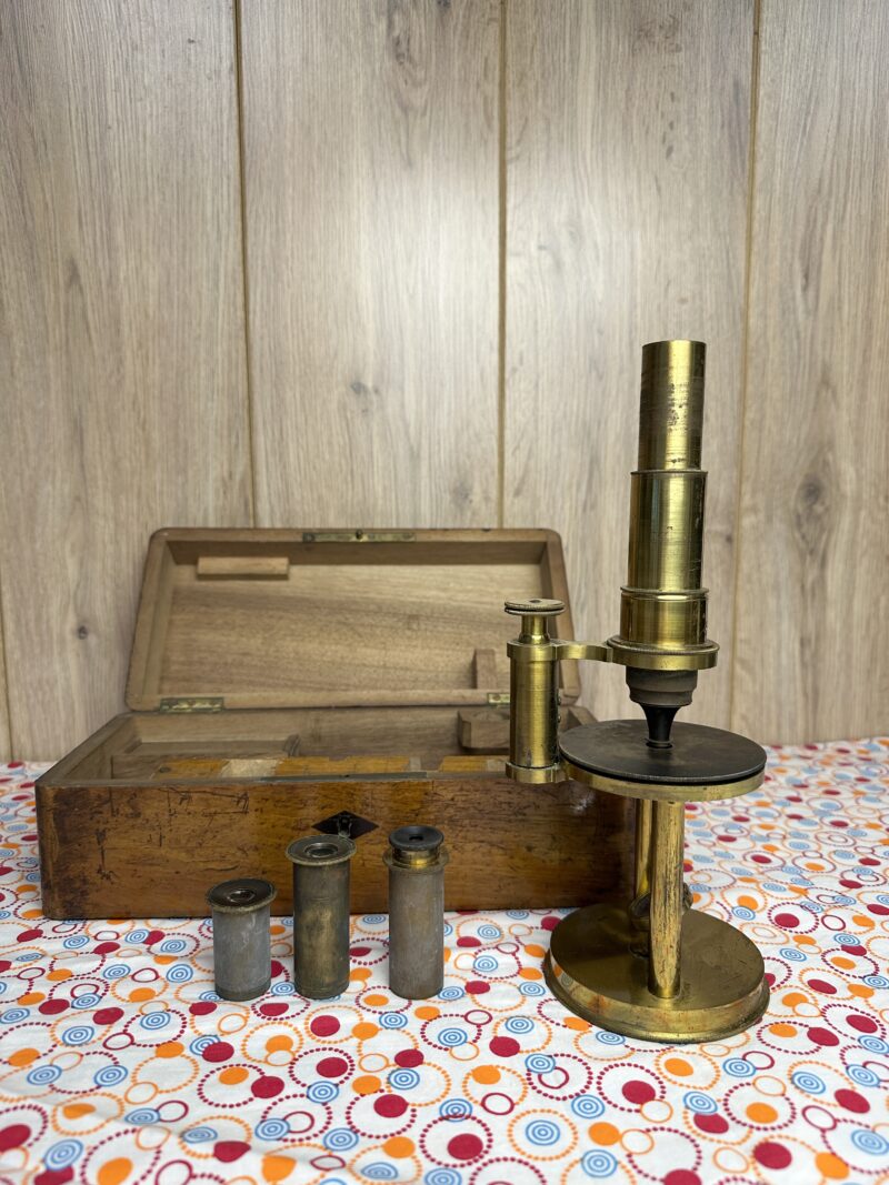 Ancien microscope en laiton