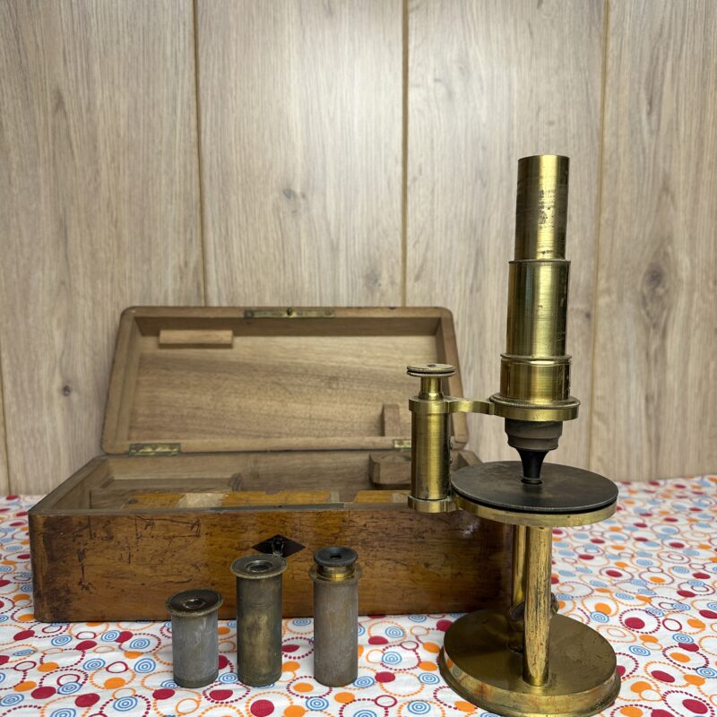 Ancien microscope en laiton