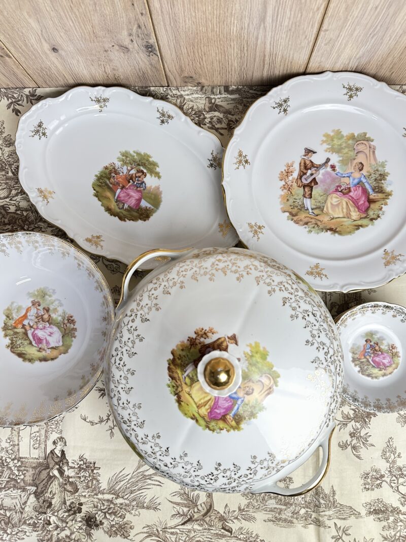 Composition de 10 pièces de vaisselle Fragonard porcelaine