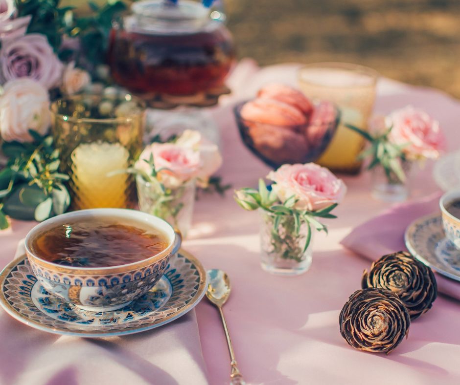 Table de Chandeleur sublimée par de la vaisselle chinée Chandeleur et décoration vintage