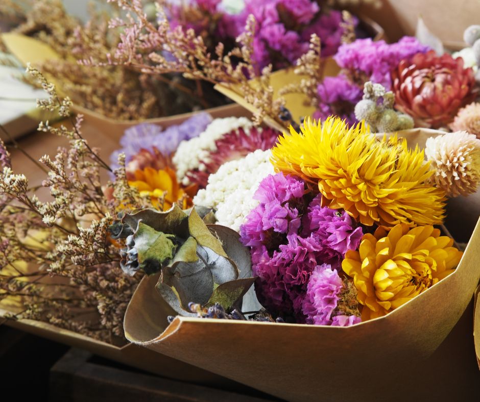 Un bouquet de fleurs séchées chiné, pour un effet romantique et durable.