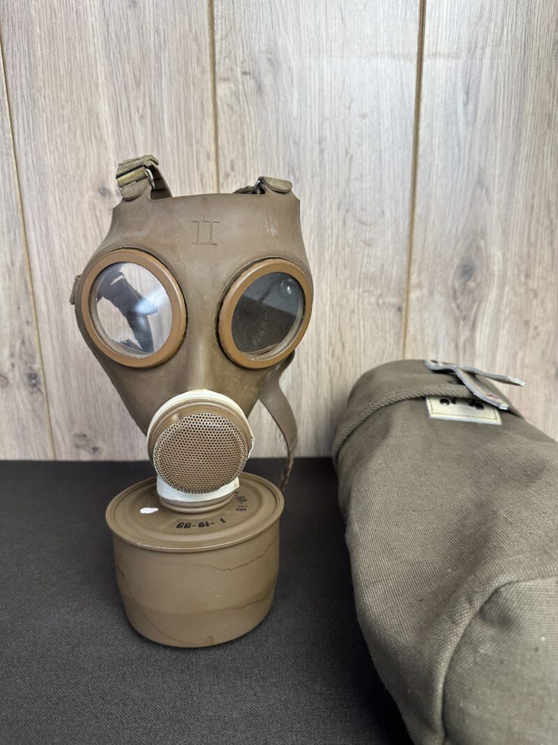 Ancien masque à gaz militaire français