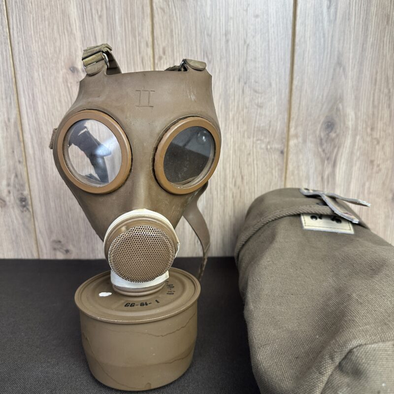 Ancien masque à gaz militaire français